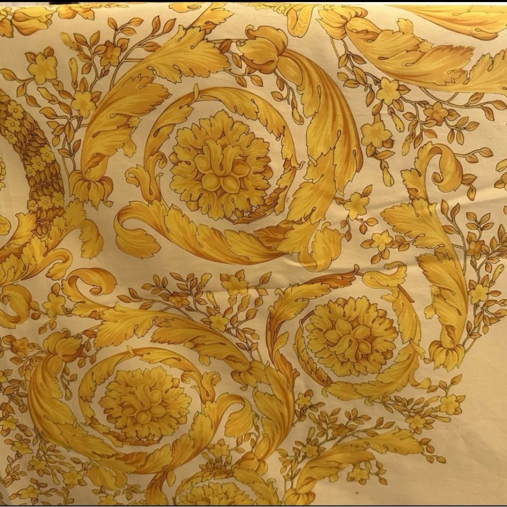 90-S VINTAGE RARE GIANNI VERSACE GOLD BAROCCO TABLECLOTH WITH 8 NAPKINS